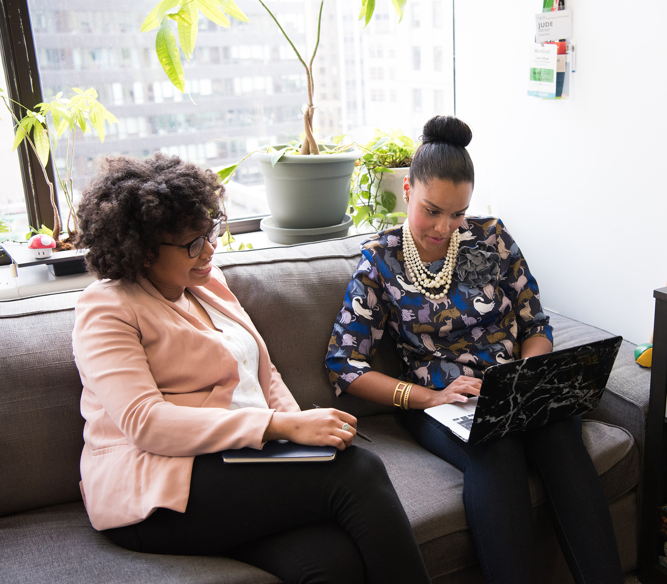 2 ladies on a laptop<br />
